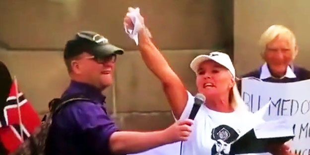 İslam düşmanları yine iş başında! Kur'an-ı Kerim'i yırtıp yere attı