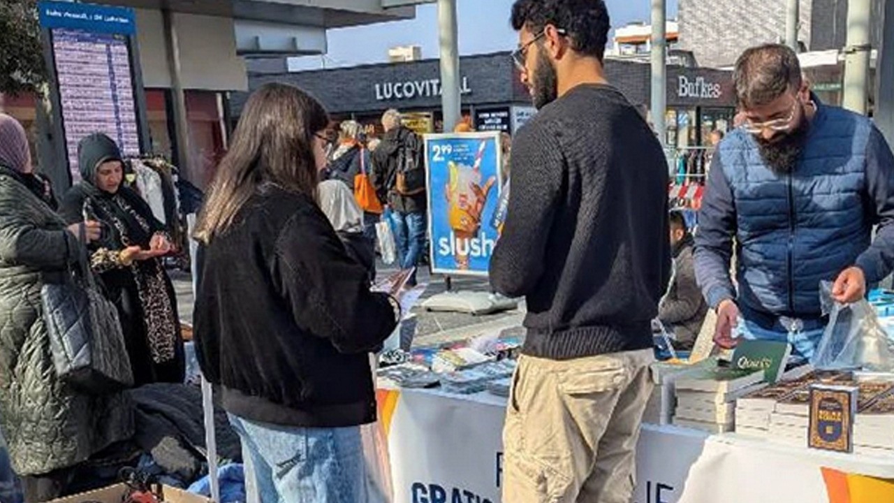 Hollanda'da Kral Günü'nde 23 kişi İslam'ı seçti!