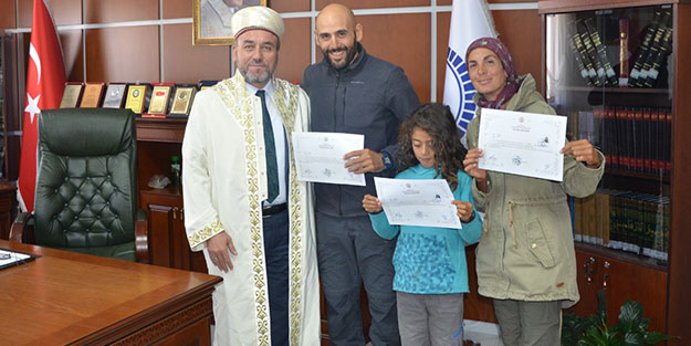 İslâm ile şereflendiler! Kapadokya’yı gezmeye gelen Arjantinli aile Müslüman oldu