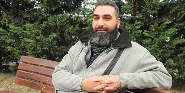 İslâm ile şereflenen Yunan yazar, ülkesindeki Müslüman düşmanlığını gözler önüne serdi!