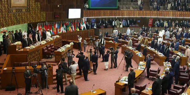 İslam İşbirliği Teşkilatı: Kur'an-ı Kerim nüshalarının çöpe atılıp yakılmasını şiddetle kınadı! İnsan hakları...