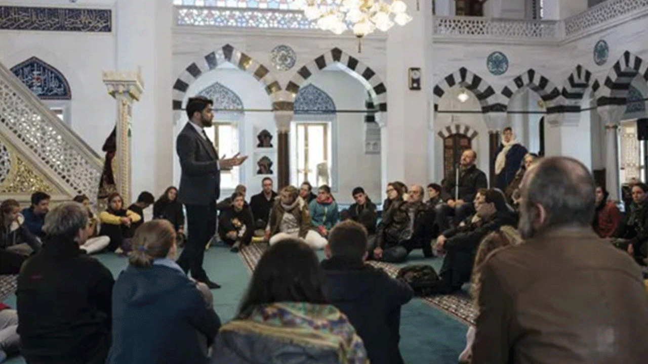İslam karşıtı Almanlar şokta! Alman gençler kiliseden çok İslam’a güveniyor!