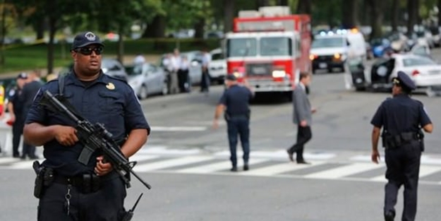 İslam karşıtı karikatür sergisi önünde çatışma