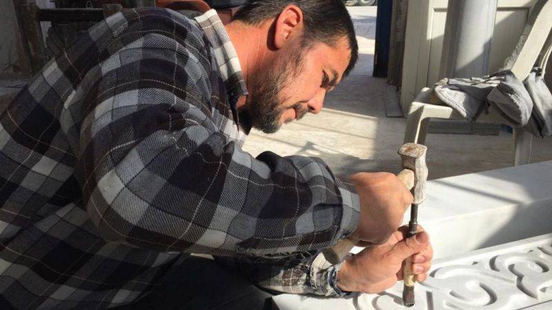 İslâm taş işleme sanatını 30 yıldır mermere işliyor
