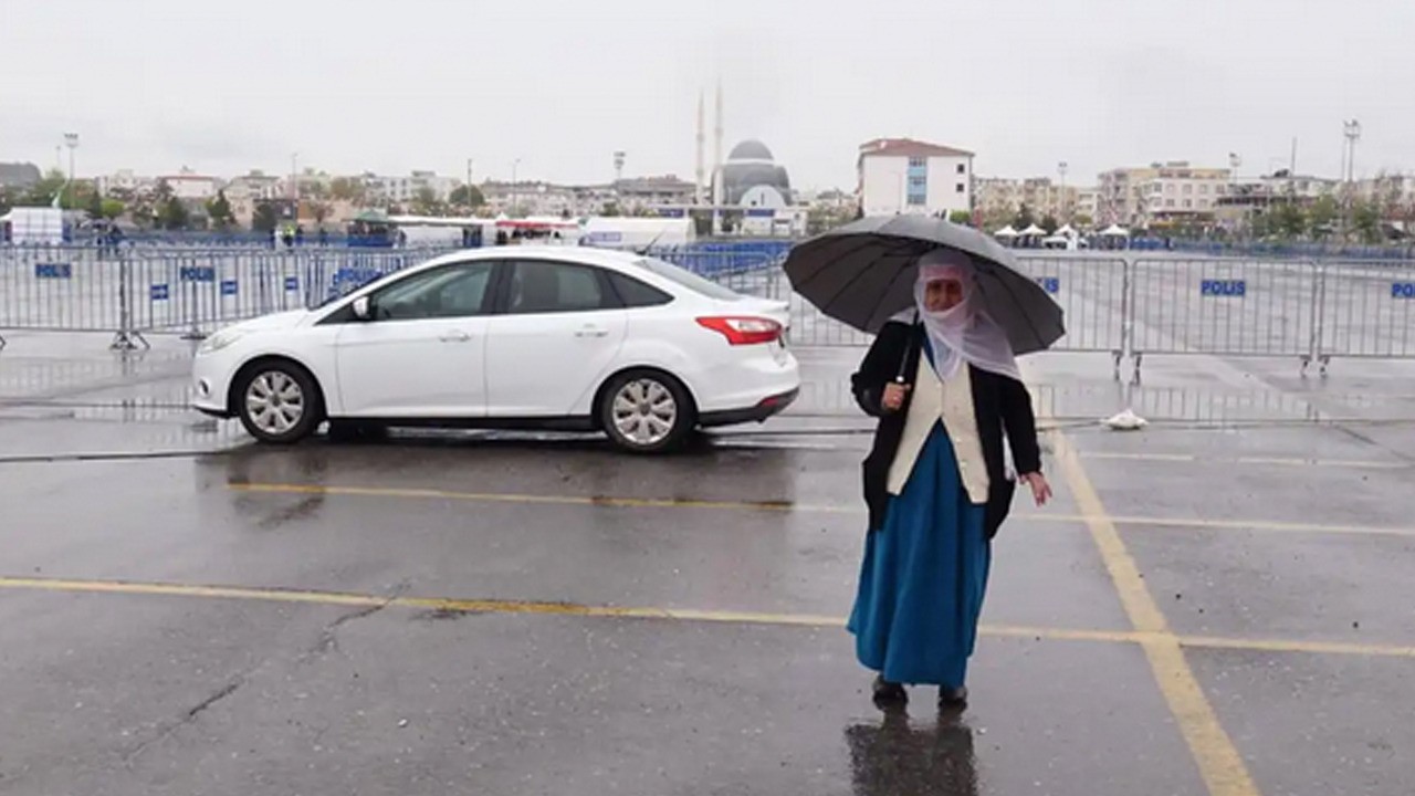 İslam ve Müslümanlar için 86 yaşındaki kadın dua ediyor!