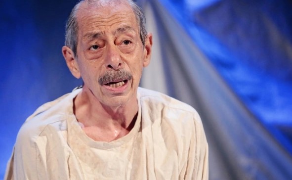 İslam’la işi olmayanı camiye götürürsen olacağı bu! Genco Erkal'ın cenazesinde şaşkına çeviren çelenk