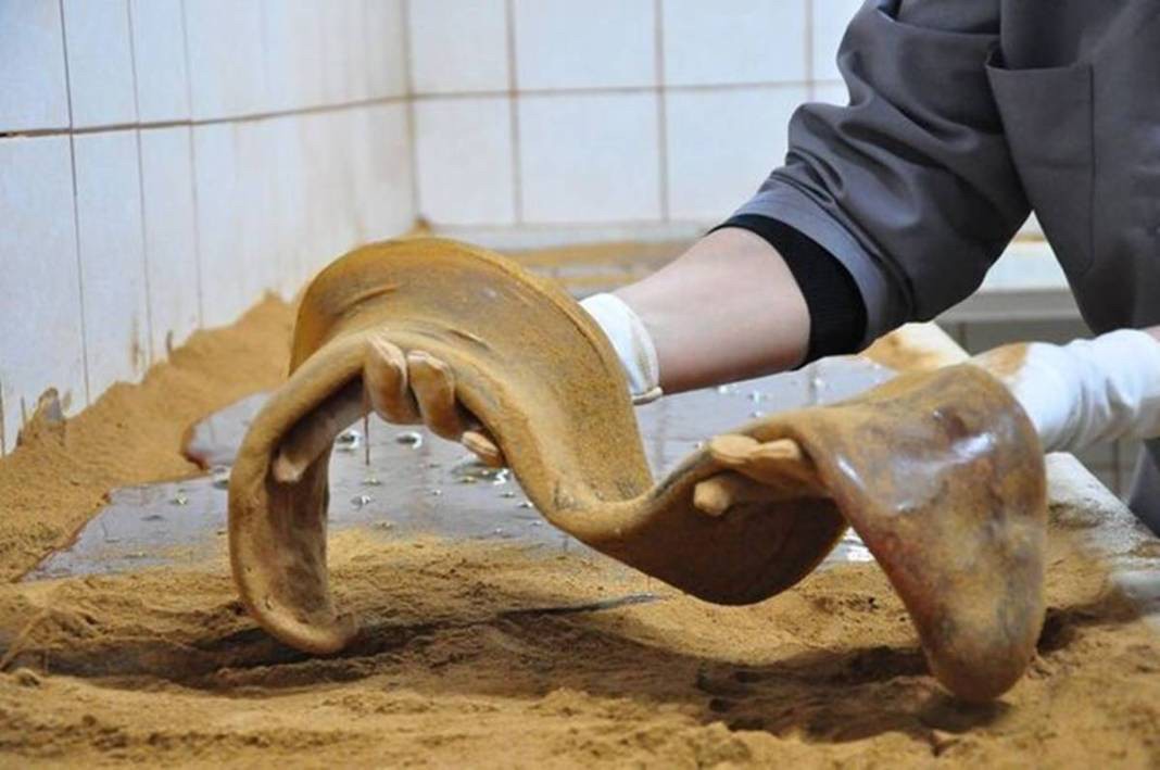 İşlendikten sonra tek tek kağıtlara sarılıyor! Tonlarcasını ücretsiz dağıtacaklar! Sadece 15 kişi hazırlıyor