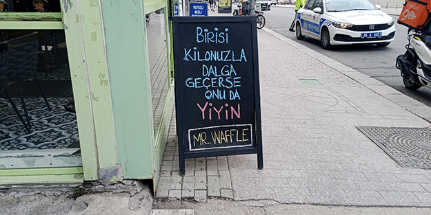 İşletmenin önüne konulan komik yazı dikkat çekti