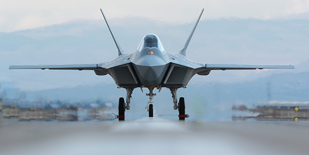 İsmail Demir'den heyecanlandıran paylaşım: Milli Muharip Uçak pist başında!