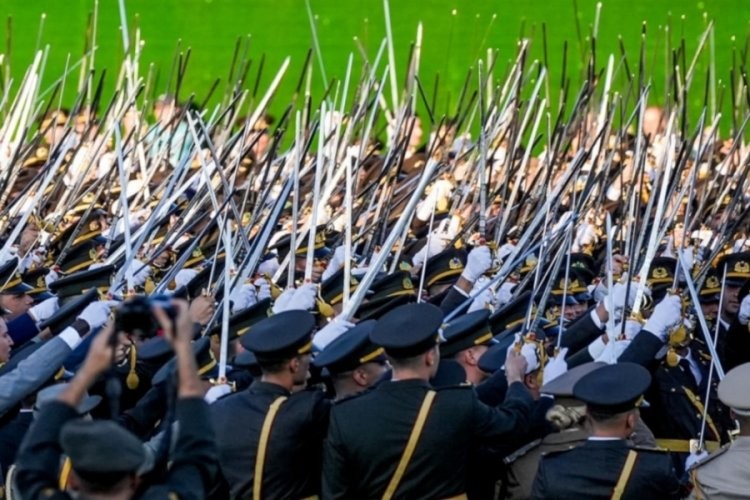 İsmail Dümbüllü’nün askerleriyiz! Hangi askerlik bu kadar başıbozukluğu kaldırır?