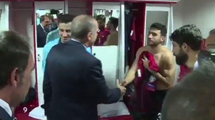 Erdoğan'ı gören milli futbolcunun zor anları!