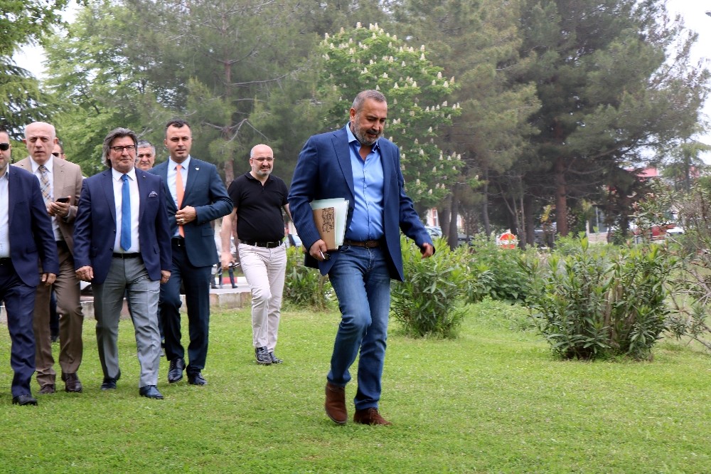 İsmail Uyanık: “Düşmanın attığı taş değil, dostun attığı gül yaralarmış adamı” 
