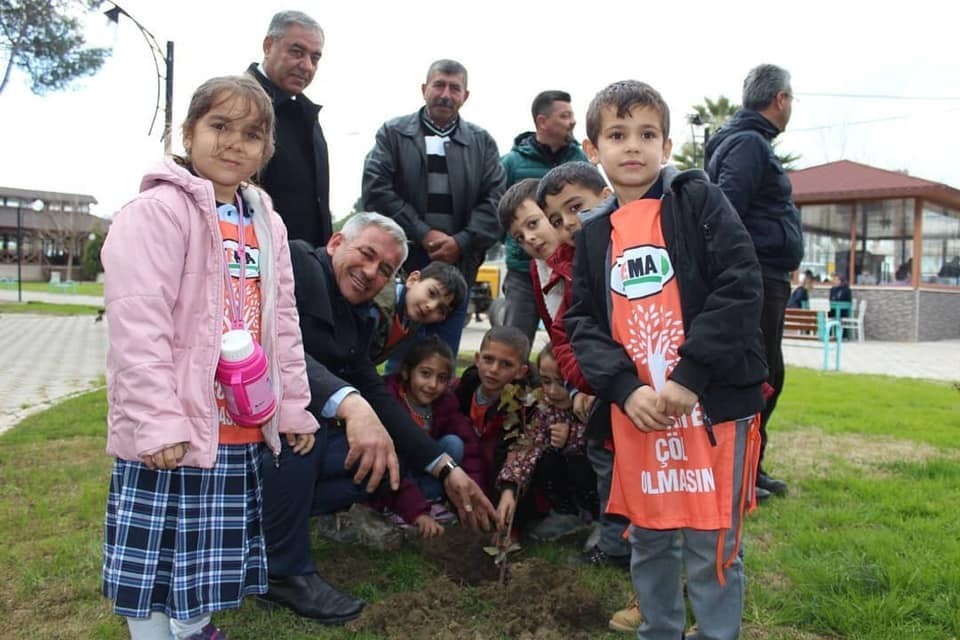 İsmet Akın çocuklarla birlikte fidan dikti 