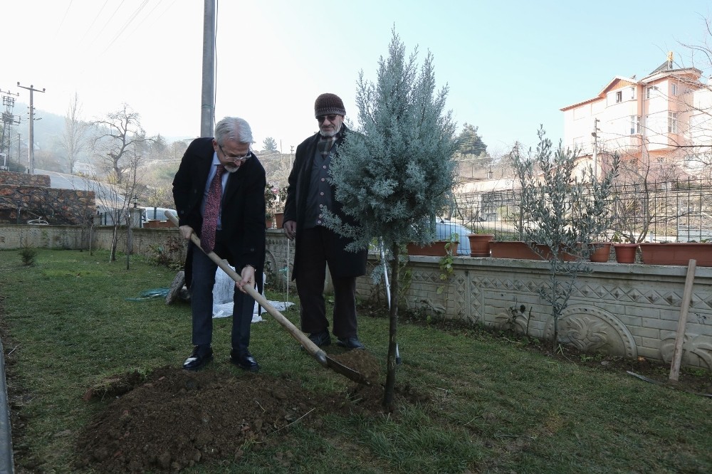 İsmet amca istedi, başkan evine götürdü 