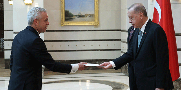 İsmet Korukoğlu Cumhurbaşkanı Erdoğan'a güven mektubunu sundu
