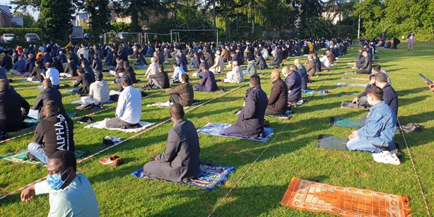 İsmet Mısırlıoğlu kaleme aldı: Almanya'da Müslümanlar parklarda namaz kıldı