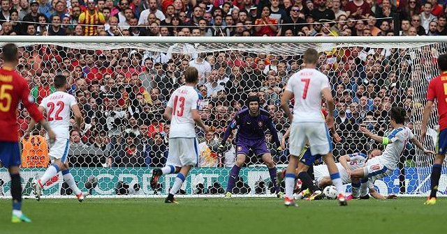 İspanya Gerard Pigue'yle gülmeyi bildi