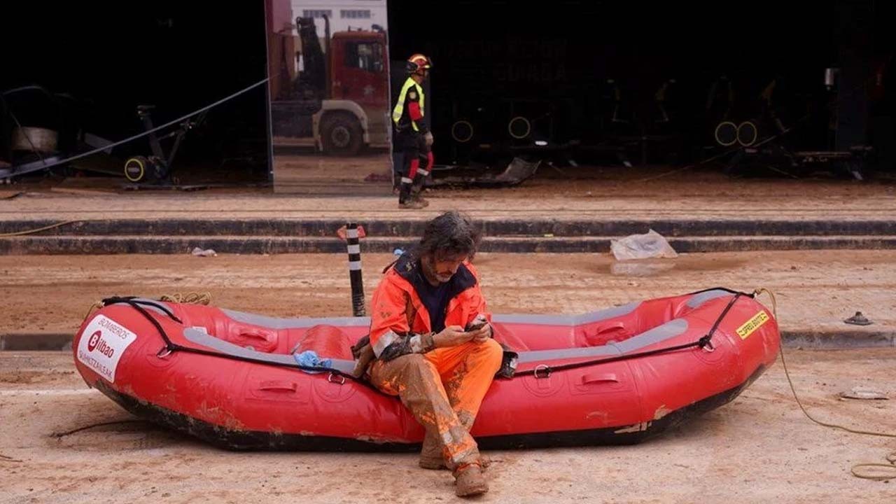 İspanya halkı öfkeli: Devlet sel bölgesine asker yığıyor
