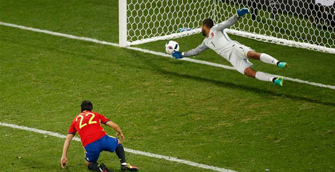 İspanya - Türkiye maçında taraftar sahaya girdi