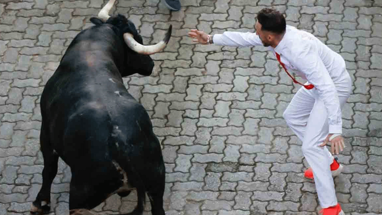 İspanya'da boğa koşuları kontrolden çıktı!