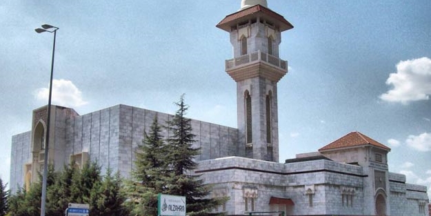 Camiye meşaleler ile saldırdılar!