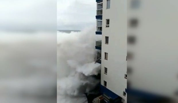 İspanya'da dev dalgalar balkonları yıkıp geçti!