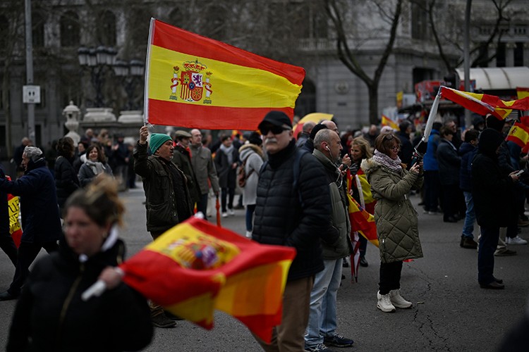 İspanya’da ırkçılarla göçmenler birbirine girdi!