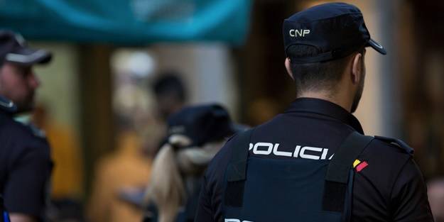 İspanya'da taşkınlık yapan gençlere polis müdahalesi: Çok sayıda yaralı ve gözaltılar var