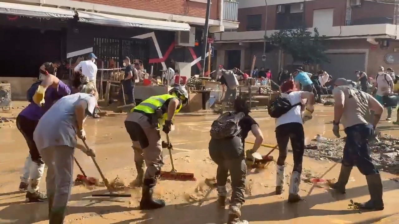 İspanya'da yaralar sarılmaya çalışılıyor! Binlerce kişi sokakları böyle temizledi