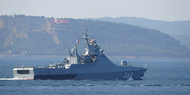 Rus savaş gemisi Boğaz'dan geçti