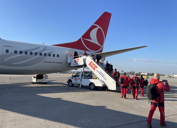 İspanyol ekip güllerle uğurlandı