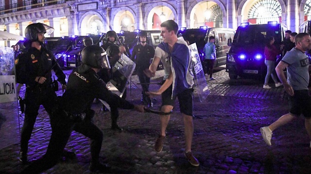 İspanyol polisi İngiliz taraftarları dövdü