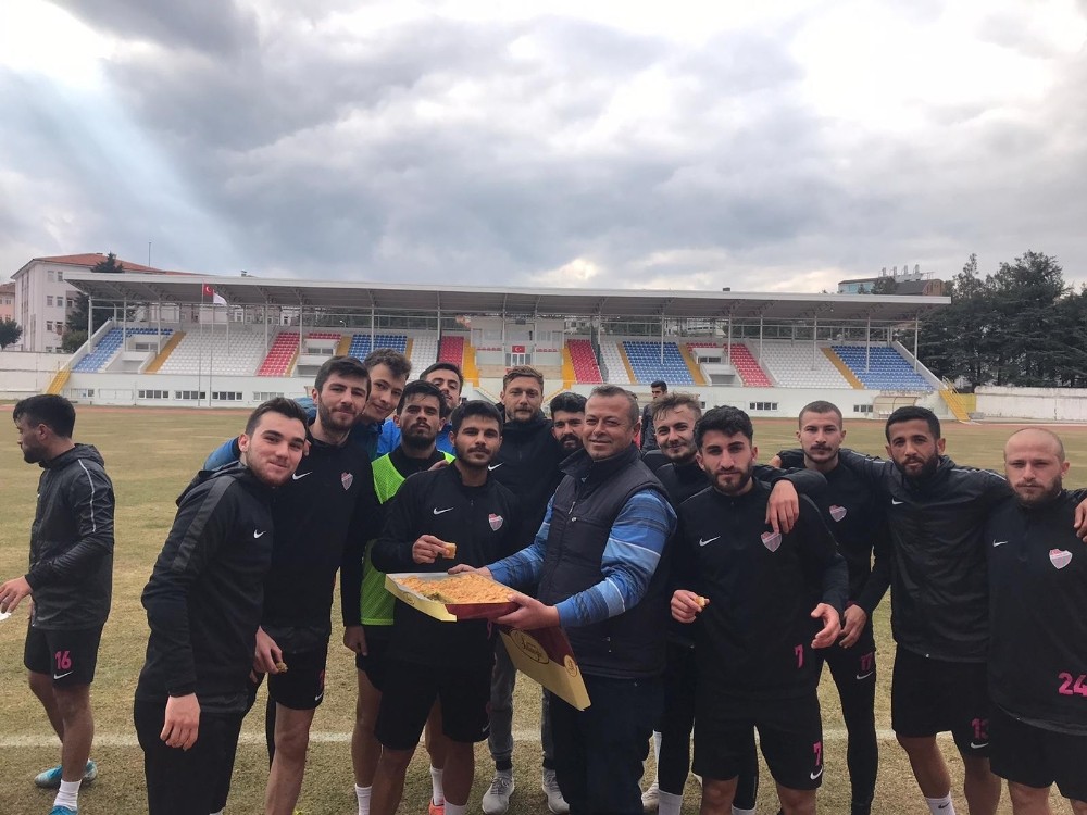Isparta 32 Sporlu futbolculara esnaf morali 