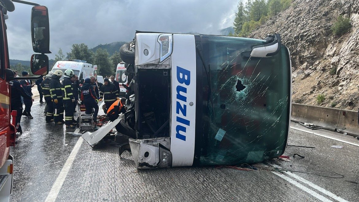 Isparta-Antalya kara yolunda feci kaza! Yolcu otobüsü devrildi: Ölü ve yaralılar var