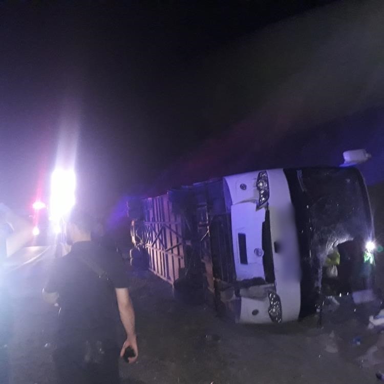 Isparta-Antalya karayolunda yolcu otobüsü devrildi