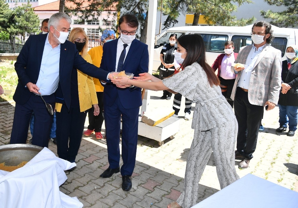 Isparta Belediye Başkanı Başdeğirmen, korona virüsten hayatını kaybedenler için helva dağıttı 
