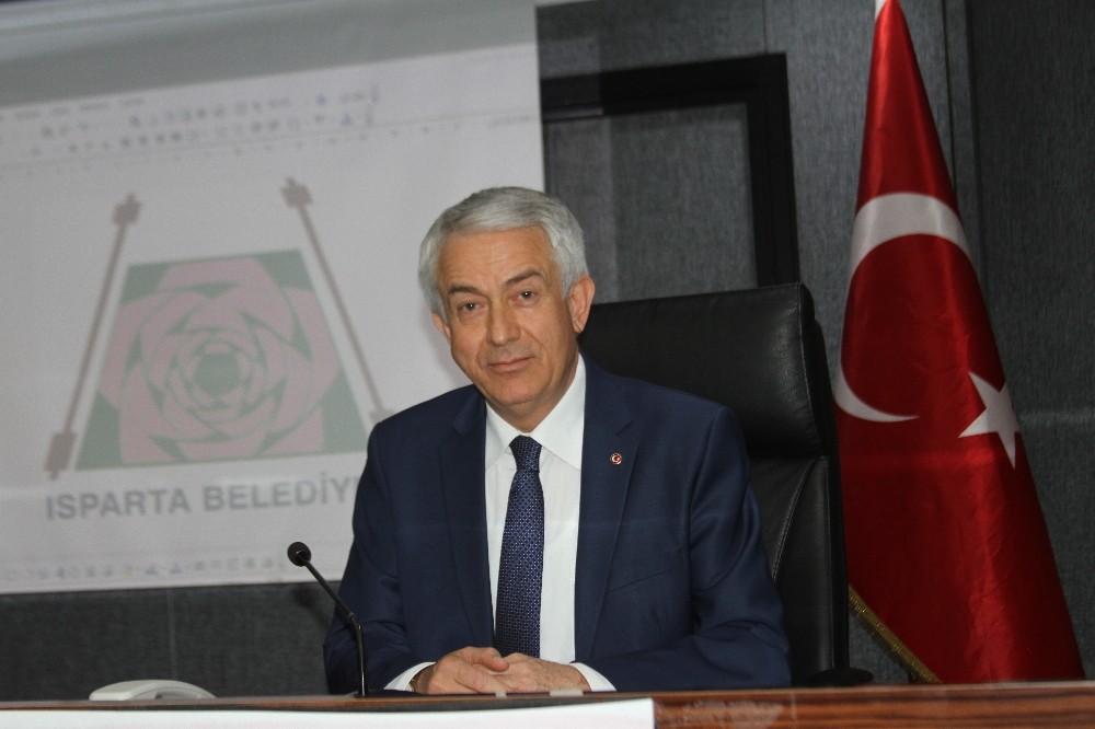 Isparta Belediye Meclisi’nin ilk birleşiminde güller açtı 