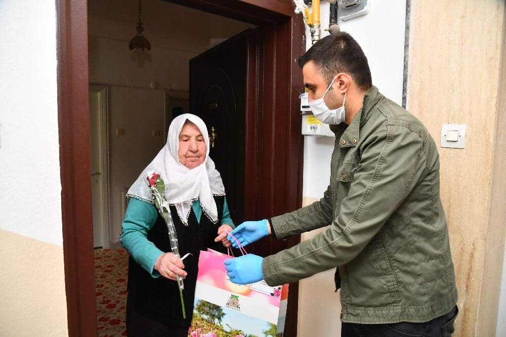 Isparta Belediyesi anneleri unutmadı 