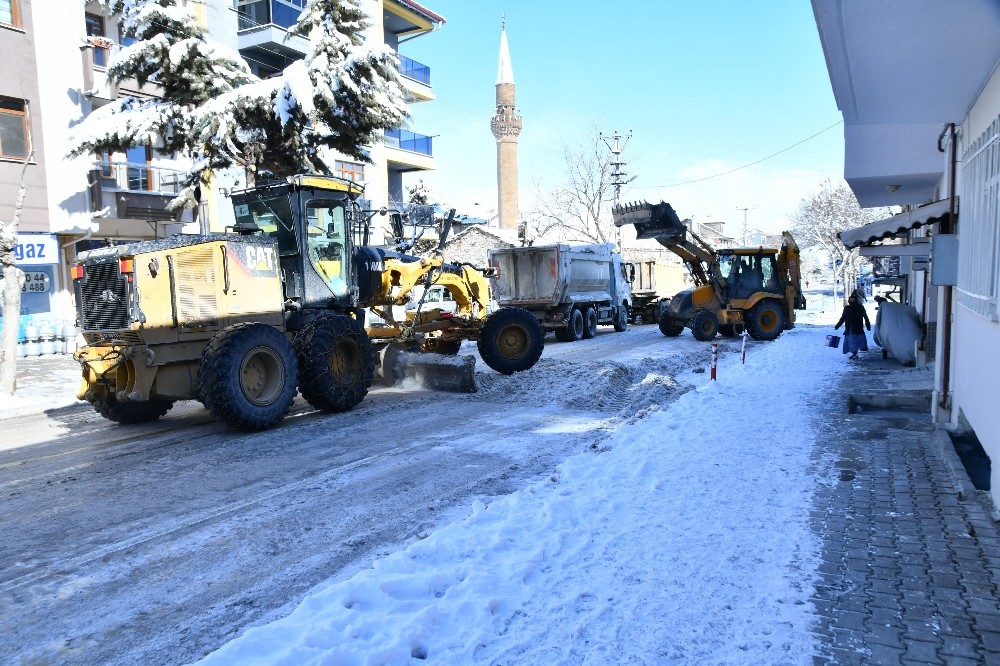 Isparta Belediyesi ekipleri kar ve buzlanmaya karşı 24 saat esasıyla çalışıyor 