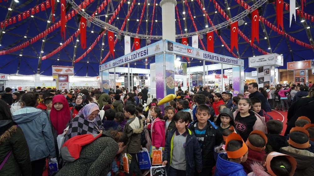 Isparta Belediyesi Kitap Fuarını 295 bin kitapsever ziyaret etti 