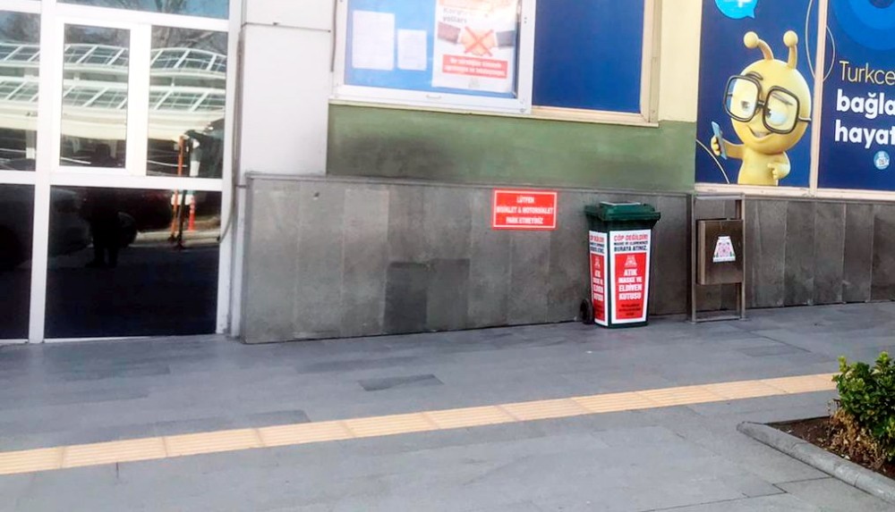 Isparta Belediyesi maske ve eldivenler için farklı noktalara tıbbi atık kutuları yerleştirdi 