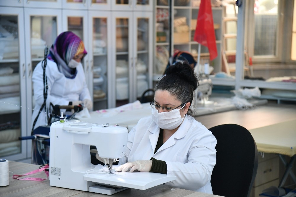 Isparta Belediyesi maske ve tulum üretiyor 
