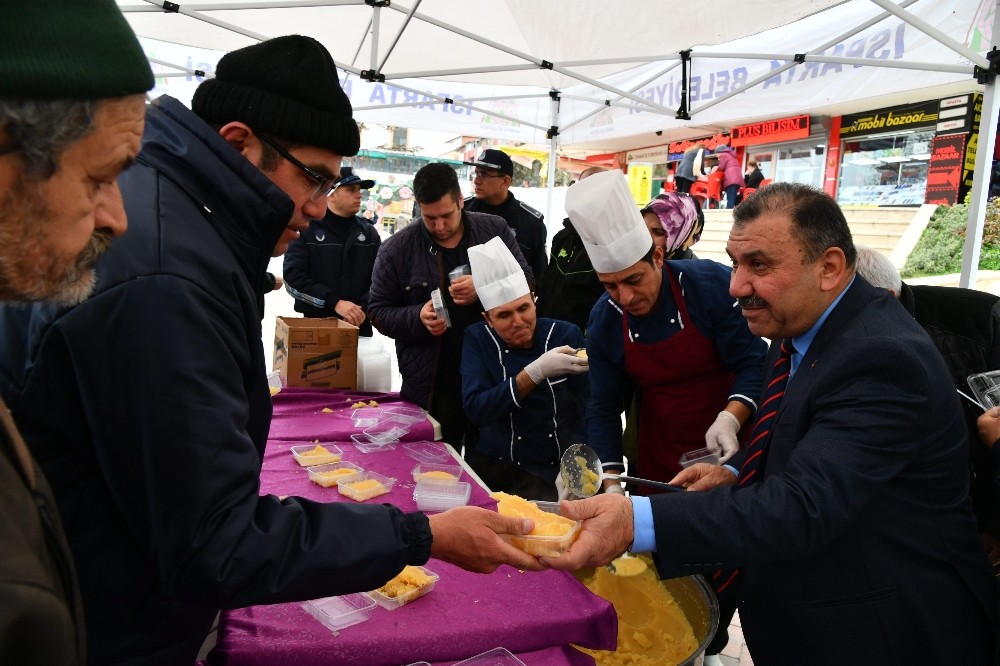 Isparta Belediyesinden helva dağıtımı 
