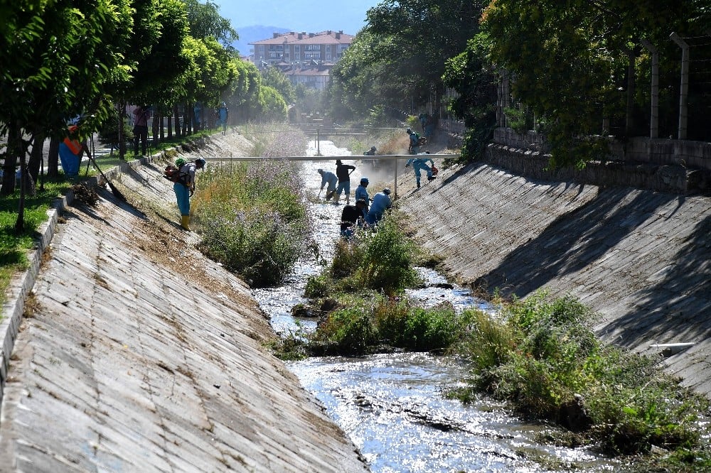 Isparta Belediyesinden kanal temizliği 