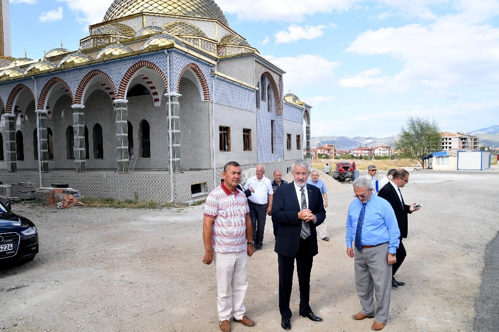 Isparta Belediyesi’nden Tabakhane Camii’ne çevre düzenlemesi 