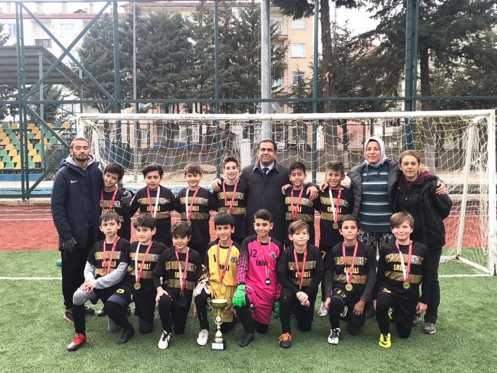 Isparta Halıkent Ortaokullu minikler futbolda şampiyon oldu 