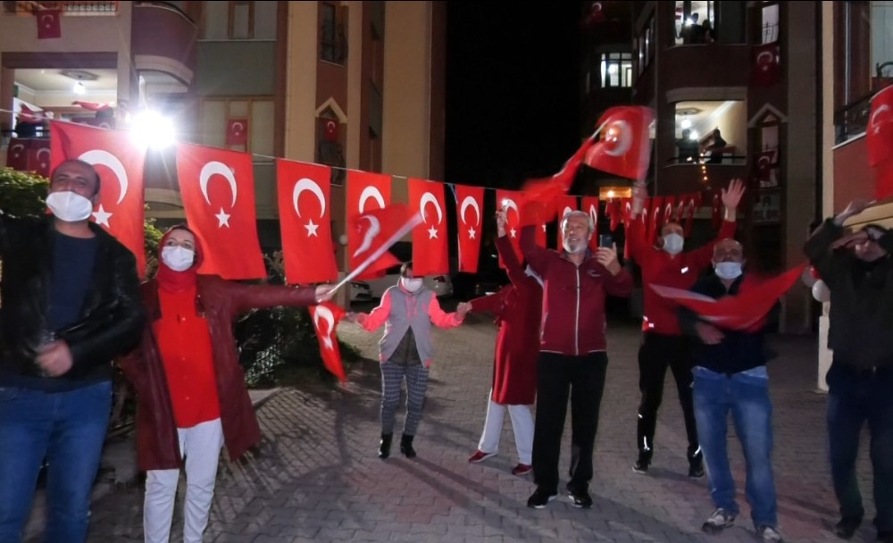 Isparta tek yürek oldu, coşku evlere sığmadı 