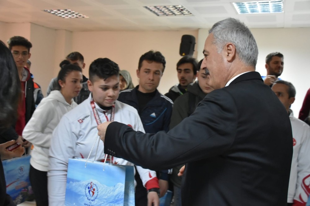 Isparta Valisi, milli sporcularla buluştu 