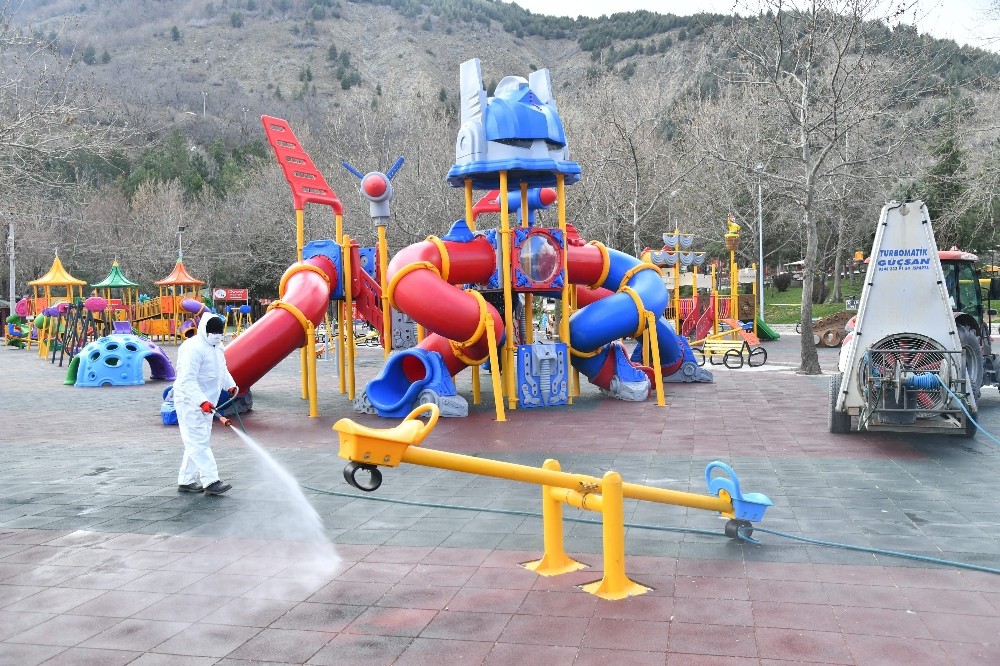 Isparta’da 326 park Korona virüs riskine karşın dezenfekte ediliyor 