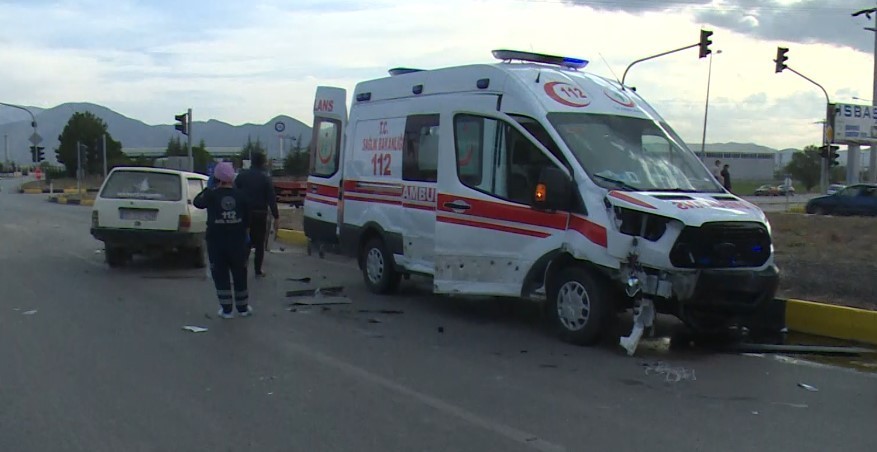 Isparta’da ambulans ile otomobil çarpıştı: 1’i ağır 2 yaralı 